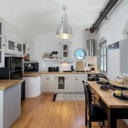 Beautiful In With Sea Views Apartment